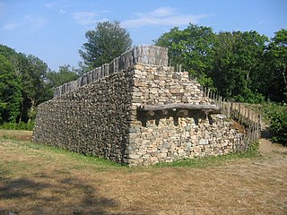 Reconstrucción en Bibracte de la antigua puerta del Rebout, con un Murus gallicus