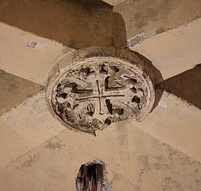 Sur une clé de voûte de la nef raimondine apparaît la première représentation sculptée de la croix de Toulouse.