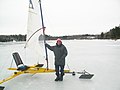 Char à glace Isabella et son pilote sur un lac du Québec