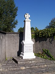 Le monument aux morts à proximité de l'église (septembre 2012)