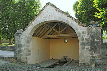 alimenté par la source de la chapelle.