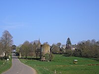 Le bourg et la tour des Anglais.