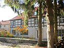 Hellmühle, bestehend aus Mühlengebäude / Wohnhaus, zwei Stallgebäuden, Scheune, Speicher, Hofpflasterung und Einfriedung sowie Resten des ehemaligen Mühlengrabens