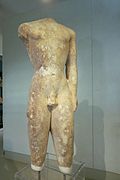 Kouros de Megara Hyblaea, nécropole sud. Marbre de Naxos, milieu -VIe siècle ;