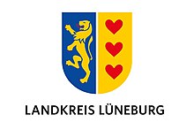 Das Wappen des Landkreises Lüneburg mit einem Löwen und drei Herzen.