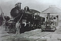 Image 1219世纪末，金达与美国进口蒸汽机车（左）、中国火箭号（右）在胥各庄修车厂内合影（摘自鐵路）