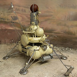 Maquette de l'atterrisseur lunaire Luna 16 avec son système de collecte et au sommet la fusée/capsule chargée du retour sur Terre.