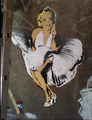 Graffiti de Marilyn Monroe dans sa robe.