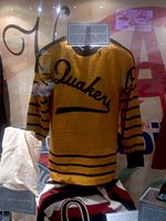 Le maillot de l'équipe affiché au temple de la renommée du hockey.