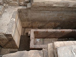 Vue du caveau de Sheshonq III avec son sarcophage externe