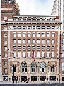 Le Symphony Center, bâtiment de style georgien construit en 1904 par l'architecte Daniel Burnham, est un immeuble dédié à la musique classique qui comprend des salles d'opéra, des salles de danse et l'Orchestra Hall, lieu où joue l'orchestre symphonique de Chicago, un des orchestres symphoniques les plus réputés au monde. (définition réelle 3 700 × 3 300)