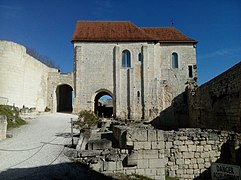 Façade sud de la chapelle, avec l'ancien donjon à gauche.