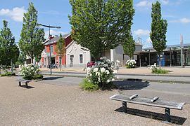 Parvis de la gare.