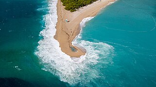 Zlatni rat beach turned east