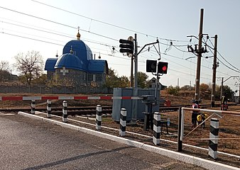 Місцевий храм і залізничний переїзд