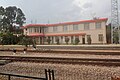 2017年，火车上拍摄的王家营站准轨场信号楼