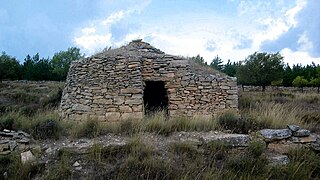 Vista frontal de una barraca de piedra en Mas del Olmo, Ademuz (Valencia).