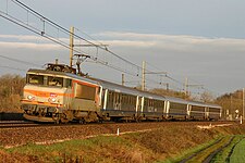 La BB 7409 avec la livrée originelle tractantun TER de voitures Corail TER