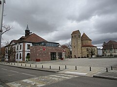 Entre l'hôtel de ville et le presbytère.