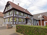 Ancienne ferme, actuellement bibliothèque municipale, 1 rue des Prés.