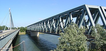 Un puente de celosía Warren sobre el Rin en Karlsruhe, Alemania.