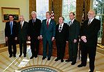 Bush samlas med alla de amerikanska nobelpristagarna 2003 i Ovala rummet.