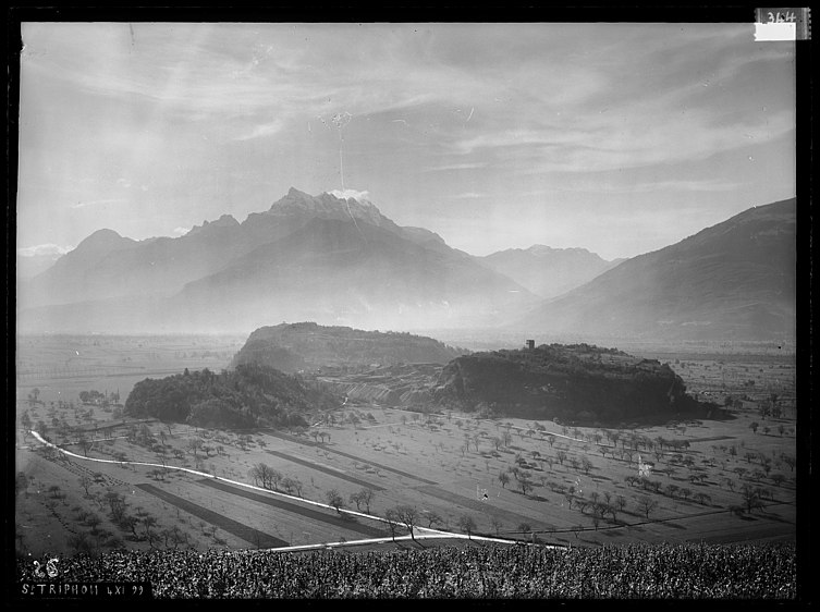 Colline de Saint-Triphon, du village et de la Tour, vue prise depuis les vignes de Verschiez. Prise de vue par Albert Naef.