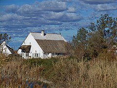 Auberge cavalière du mas de Cacharel et sa petite cabane.