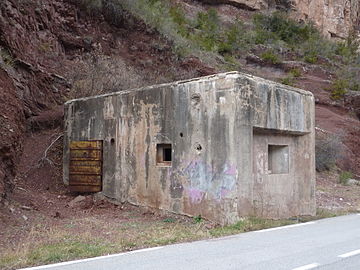 Vue du sud, partie arrière de la casemate avec sa porte d'entrée et son petit créneau défensif.