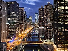 Les bords de la rivière Chicago de nuit.