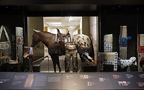 Vitrine présentant des vêtements amérindiens traditionnels.