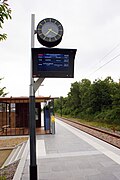 Horloge et panneau d'information.