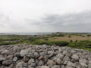 Vy mot norr över två bronsåldersrösen