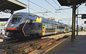 Un elettrotreno Rock alla stazione di Milano Lambrate; da notare il logo della regione Emilia-Romagna, aggiunto alla livrea DPR.