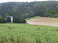 Damm des gefüllten Hochwasserrückhaltebeckens Reinhardtsgrimma (Hochwasser im August 2002)