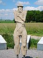 Estátua antropomórfica do Guerreiro de Hirschlanden em arenito, medindo 1,5 m de altura. A escultura foi descoberta no flanco norte de um túmulo, na necrópole de Hirschlanden, em Baden-Württemberg . Meados do século VI a.C.