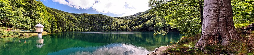 Lac du Ballon, sur le versant alsacien du Massif des Vosges, au pied du Grand Ballon dans un cirque de hautes montagnes