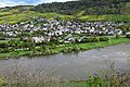 Blick nach Osten: Ortsgemeinde Wintrich, wo sich von der Burglay aus gut über­blickbar, rund um die heutige Kirche (Entfernung ca. 600 m[3]) am gegenüberliegenden Mosel­ufer die nächstgelegene rö­mi­sche Siedlung befand.[10] Sie soll Vindriacum geheißen haben.[11]