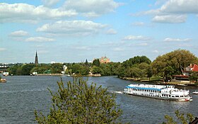 À droite de l'image, l'île Saint-Symphorien et au fond, l'île du Saulcy.