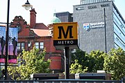 O sinal em cubo do Tyne and Wear Metro – uma visão comum em estações em toda a rede.