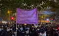 晚上7時35分，警方舉起紫旗，稱有人喊口號及唱歌的行為涉嫌違反《港版國安法》