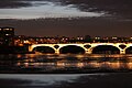 Le pont des Catalans, vu de nuit.