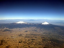 Popocatépetl (höger) och Iztaccíhuatl (vänster) ingår i bergskedjan