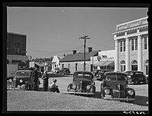 Houses and the county courthouse on Court Sqaure in 1940