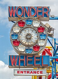 Enseigne lumineuse de la Wonder Wheel, à New York. (définition réelle 5 352 × 7 285)