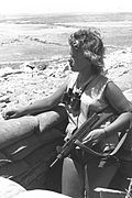 Guarda feminina da milícia israelense, armada com Uzi, no Negev, durante o período de operações de represália, 1956.