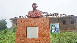 Estátua de Yaa Asantewaa fora do museu consumido pelo fogo