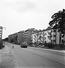 Årstavägen augusti 1950, bussen är på väg ner mot dåvarande Huddingevägen (nuvarande Johanneshovsvägen). Huset närmast till höger är Årstavägen 12-16.