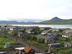 Село Пахачи на косе у устья реки. На среднем плане — образованный рекой лиман