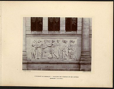 Les Lettres (vers 1886), bas-relief, Bordeaux, façade du musée d'Aquitaine (anciennement université de Bordeaux, faculté des sciences et des lettres). Photographie d'Alphonse Terpereau.